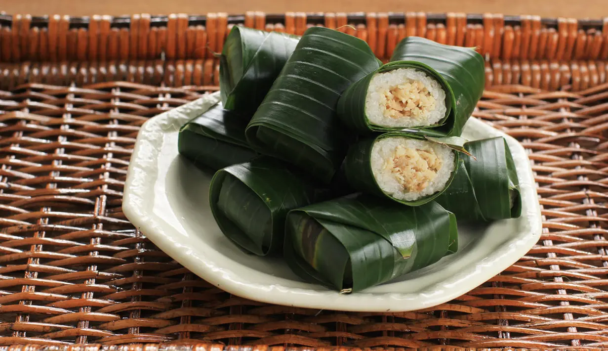 Termasuk kue tradisional yang populer karena banyak digemari, lemper terbuat dari beras ketan yang dimasak dan didalamnya diberi suiran ayam yang dimbumbui lalu dibungkus daun pisang. Lemper juga bisa dinikmati dengan dibakar terlebih dahulu. (Shutterstock.com/ Ika Rahma H)