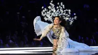Lihat di sini bagaimana seorang model asal Tiongkok terjatuh di panggung Victoria's Secret Fashion Show 2017 dan dapat apresiasi, penasaran?