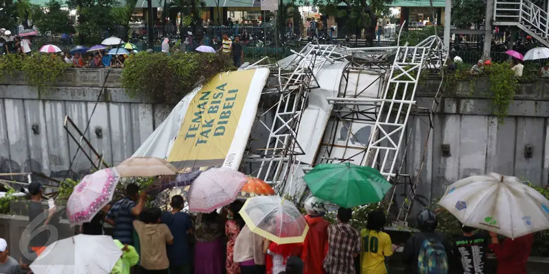 20160924 JPO Pasar Minggu Roboh Jadi Tontonan Warga, Lalu Lintas Macet