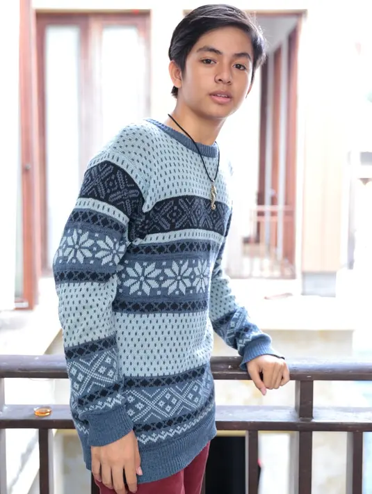 Namun aktor remaja berusia 16 tahun ini masih malu-malu ketika ditanya soal kedekatannya dengan Syifa. Tidak mengakui, ia hanya mengatakan dirinya sangat akrab dengan Syifa yang bahkan sudah saling mengenal keluarga. (Adrian Putra/Bintang.com)