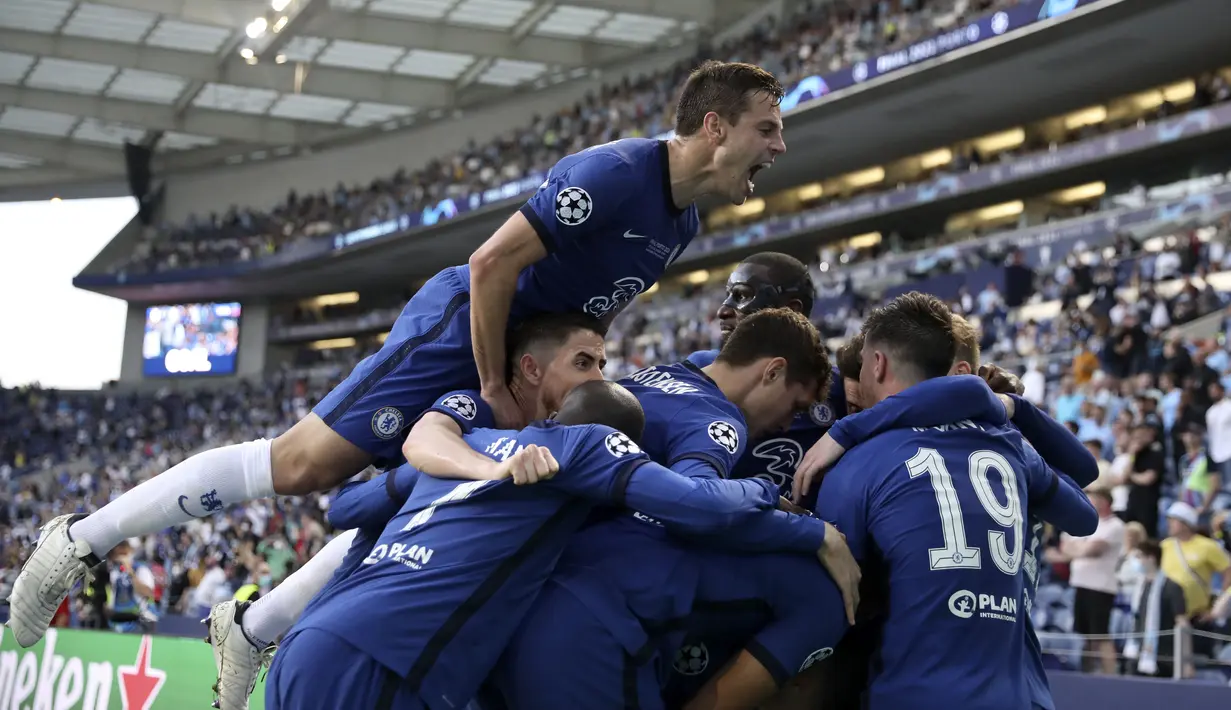 Para pemain Chelsea merayakan gol yang dicetak oleh Kai Havertz ke gawang Manchester City pada laga final Liga Champions di Stadion Dragao, Minggu (30/5/2021). Chelsea sementara unggul 1-0 di babak pertama. (Jose Coelho/Pool via AP)
