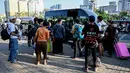 KBRI di Phnom Penh juga berkoordinasi dengan otoritas Kamboja, termasuk kepolisian dan imigrasi guna mempercepat proses pemulangan para WNI. Tampak dalam foto, orang-orang bersiap menaiki kendaraan di depan Kedutaan Besar Republik Indonesia (KBRI) di Phnom Penh, Kamboja, pada Rabu 21 Januari 2026. (TANG CHHIN Sothy/AFP)