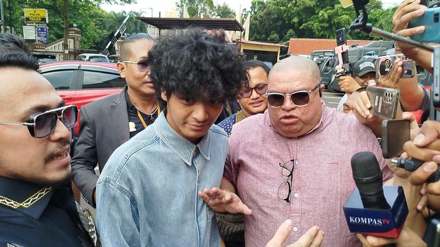 TikTokers Vadel Badjideh bersama penasihat hukumnya, Razman Arif Nasution, menghadiri panggilan Polres Metro Jakarta Selatan, Jumat (4/10/2024). Vadel dipanggil terkait kasus dugaan pencabulan dan aborsi ilegal terhadap anak Nikita Mirzani, Lolly.