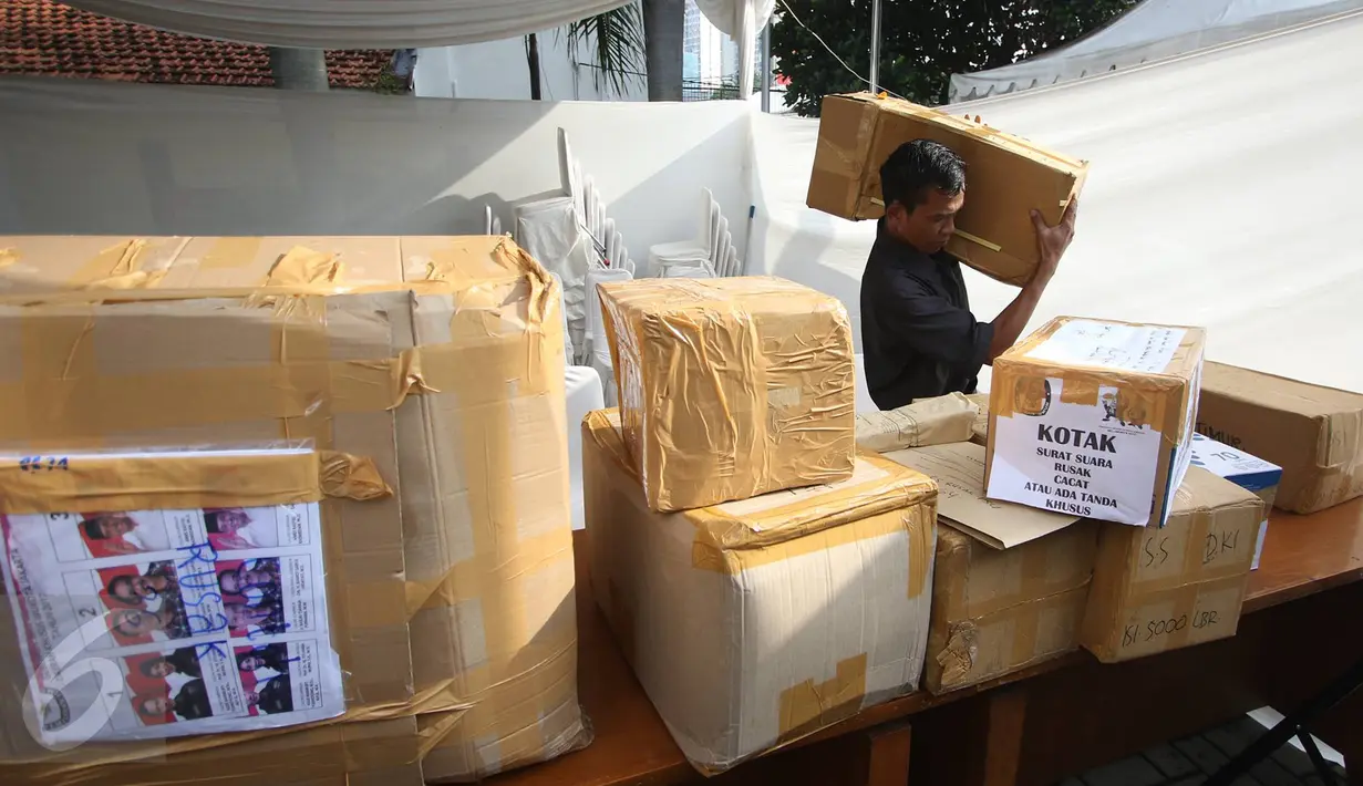 Kotak berisi surat suara yang rusak di Kantor KPUD DKI Jakarta, Selasa (14/2). KPUD DKI Jakarta memusnahkan 46.628 surat suara, dengan rincian 22.444 surat suara yang cacat atau rusak serta 24.184 surat suara baik sisa. (Liputan6.com/Immanuel Antonius)