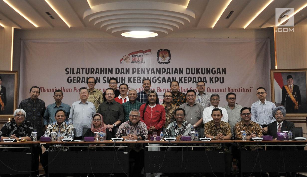 Ketua Gerakan Suluh Kebangsaan Mahfud MD dan sejumlah tokoh menggelar pertemuan dengan ketua serta komisioner KPU di Gedung KPU, Jakarta, Rabu (10/4). Kedatangan Gerakan Suluh Kebangsaan dalam rangka silaturahmi dan mendukung KPU mewujudkan Pemilu fair dan bermartabat. (merdeka.com/Iqbal S Nugroho)
