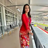 Aurelie Moeremans cantik berkebaya di Mandalika. Ia memiliki kebaya kutubaru yang klasik berwarna merah, dipadukannya dengan kain batik bernuansa serasi yang membuatnya tampil semakin cantik. [Foto: Instagram/aurelie]