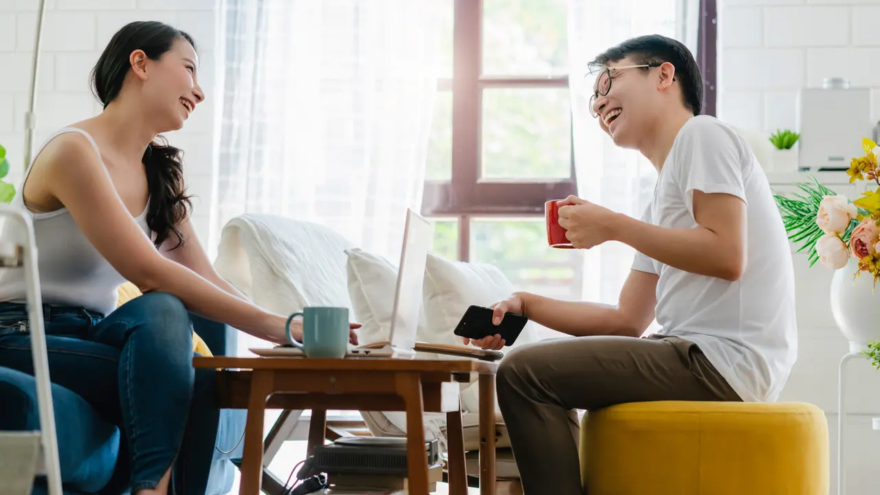 perempuan dan pasangan 10 juli tawa bahagia