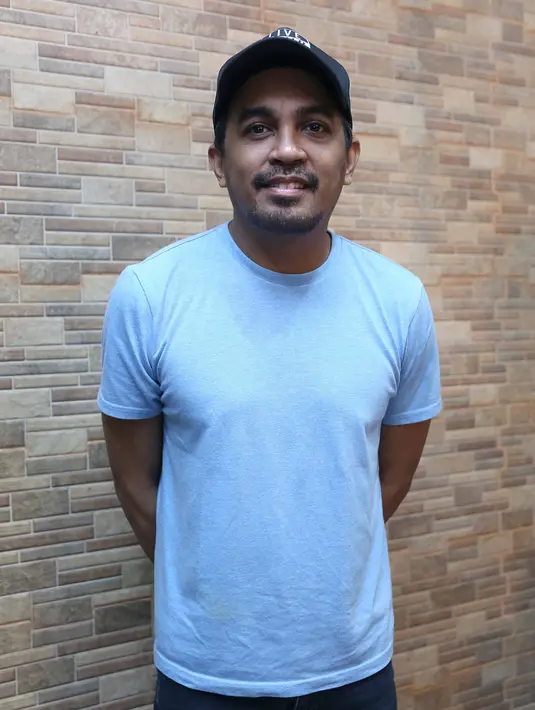 Beberapa kali ditanya soal hubungannya dengan Aura Kasih, Glenn selalu memberi jawaban soal lain. Glenn selalu mengalihkan jawaban ke soal musik yang sedang digarap. Ia masih enggan menjawab hubungannya dengan Aura. (Nurwahyunan/Bintang.com)