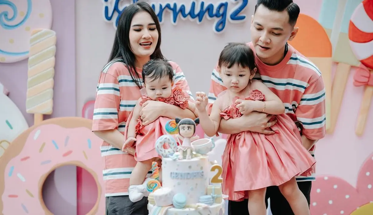 Sedangkan Gendhis yang berulang tahun mengenakan dress merah muda. Begitu juga dengan adiknya yang makin menggemaskan juga mengenakan dress warna serupa dengan sang kakak.  [Instagram/nellakharisma]