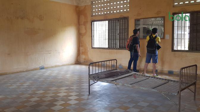 Tuol Sleng merupakan kamp penyiksaan yang menjadi saksi sejarah kelam masyarakat Kamboja. (Bola.com/Zulfirdaus Harahap)