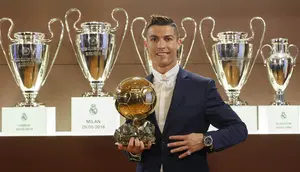 DESEMBER - Cristiano Ronaldo memperoleh gelar Ballon d'Or yang keempat dalam kariernya. CR 7 meraih banyak prestasi pada tahun ini, mengantar Portugal juara Piala Eropa dan membawa Real Madrid meraih gelar Liga Champions. (AFP/Franck Seguin)