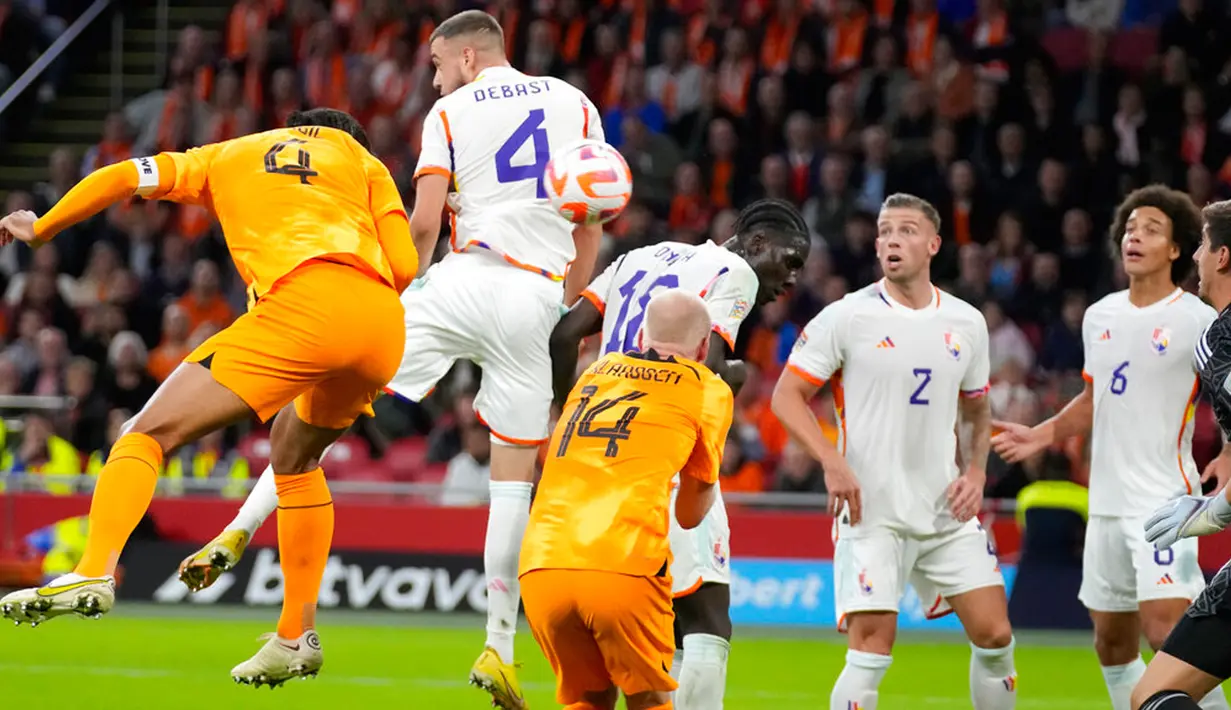 Pemain Belanda Virgil van Dijk (kiri) mencetak gol ke gawang Belgia pada pertandingan sepak bola UEFA Nations League di Johan Cruyff ArenA, Amsterdam, Belanda, 25 September 2022. Belanda menang 1-0. (AP Photo/Peter Dejong)