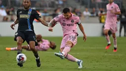 Pemain Inter Miami, Lionel Messi mencetak gol ke gawang Philadelphia Union pada laga Piala Liga 2023 di Subaru Park, Chester, Pennsylvania, 15 Agustus 2023. (AFP/Angela Weiss)