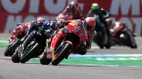 Pebalap Repsol Honda, Marc Marquez, saat beraksi pada MotoGP Belanda di Sirkuit Assen, Belanda, Minggu (30/6/2019). Vinales sukses menjadi juara dengan catatan waktu 40 menit 55,415 detik. (AP//Peter Dejong)