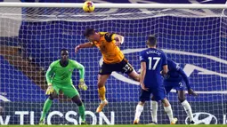 Pemain Wolverhampton Wanderers Leander Dendoncker menyundul bola saat melawan Chelsea pada pertandingan Liga Inggris di Stamford Bridge Stadium, London, Inggris, Rabu (27/1/2021). Pertandingan berakhir dengan skor 0-0. (AP Photo/Frank Augstein)