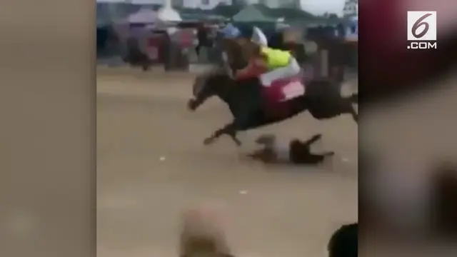 Seorang fotografer bernasib apes setelah ditabrak kuda pacuan. Hal ini terjadi lantaran korban masuk lintasan.