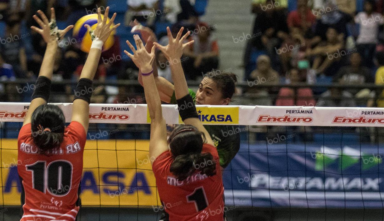 Pevoli Jakarta Elektrik PLN, Aprilia Manganang, melakukan smash ke arah pertahanan Jakarta Pertamina Energi pada final four seri kedua Proliga 2016 di Amongrogo, Yogyakarta, Minggu (8/5/2016). (Bola.com/Vitalis Yogi Trisna)