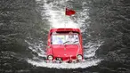 Sebuah mobil amphibi asyik berenang di sungai Mosel, Jerman dalam acara reli "Amphib 2014" (AFP PHOTO/Fredrik VON Erichse)