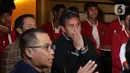 Ekspresi pelatih tim nasional Indonesia U-17, Bima Sakti saat menyaksikan tayangan acara pengundian pembagian grup Piala Dunia U-17 yang digelar Zurich, Swiss, Jumat (15/9/2023) malam. (Liputan6.com/Helmi Fithriansyah)