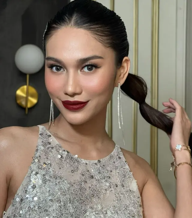 7 Potret Azizah Salsha di momen ulang tahun Marlene Hariman, penampilan glamornya bikin pangling