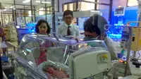 Bayi kembar siam bayi kembar siam dempet dibawah perut asal Subang, Jawa Barat, dirawat di ruang Anturium RS Hasan Sadikin, sampai usia 4 tahun untuk dilakukan tindakan operasi pemisahan. (Foto: Liputan6.com/Arie Nugraha)