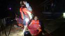 Penyelamat mengevakuasi orang-orang dari daerah banjir di Kota Ozamiz, Misamis Occidental, Filipina (25/12/2022). Dua orang tewas dan hampir 46.000 lainnya meninggalkan rumah mereka saat banjir pada libur Hari Natal. (Handout / Philippine Coast Guard (PCG) / AFP)