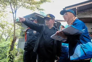 Gubernur DKI Jakarta Pramono Anung meninjau proses pembebasan lahan di Kelurahan Cawang, Jakarta Timur, pada Kamis (29/1/2026). (Foto: Dokumentasi Pemprov DKI Jakarta)