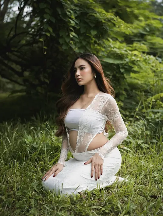 Namun, Mahalini memilih kenakan outfit serba putih saat umumkan kabar kehamilannya [@mahaliniraharja]