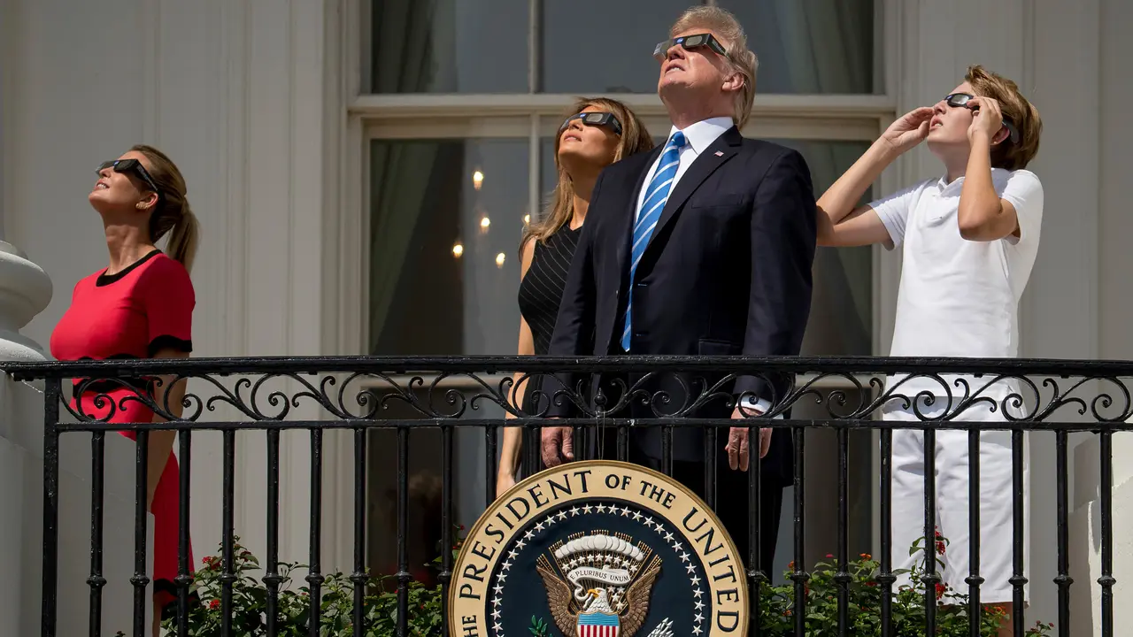 Ivanka Trump Saat Lihat Gerhana Matahari Total