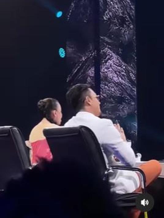 Denny Sumargo, dan Rossa, menikmati nyanyian yang dilantunkan Kyuhyun di atas panggung IGT. (Foto: Instagram/@sumargodenny)