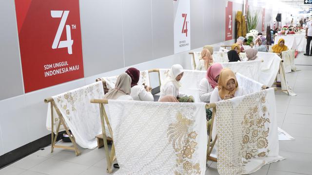 Jelang Hari Kemerdekaan, Pengrajin Membatik di Kain Sepanjang 74 Meter