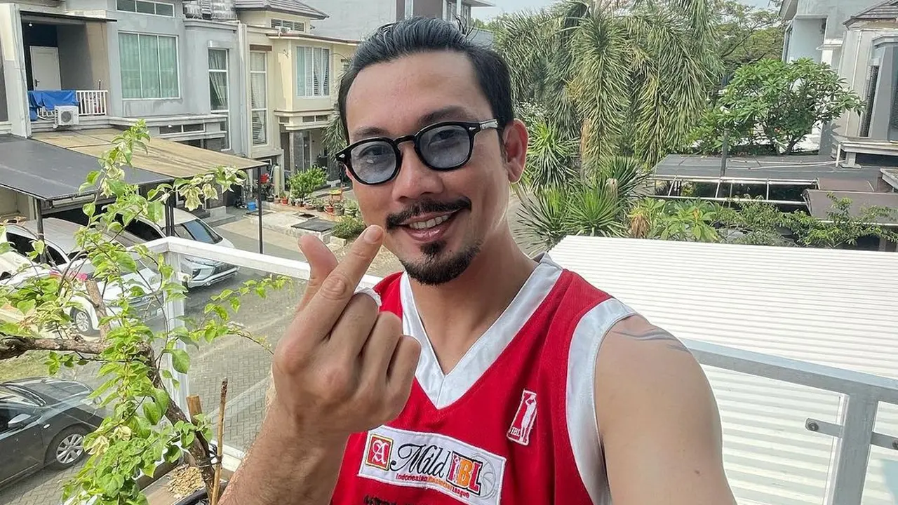 [Fimela] Denny Sumargo Lelang Jarsey