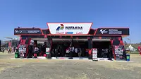 Booth Pertamina Enduro Turbo Hub di depan panggung utama MotoGP Indonesia 2023 ramai dikunjungi pengunjung. (Septian/Liputan6.com)