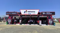 Booth Pertamina Enduro Turbo Hub di depan panggung utama MotoGP Indonesia 2023 ramai dikunjungi pengunjung. (Septian/Liputan6.com)