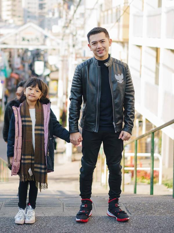 Nicky Tirta bersama Buah Hatinya (Sumber: Instagram/nickytirta)