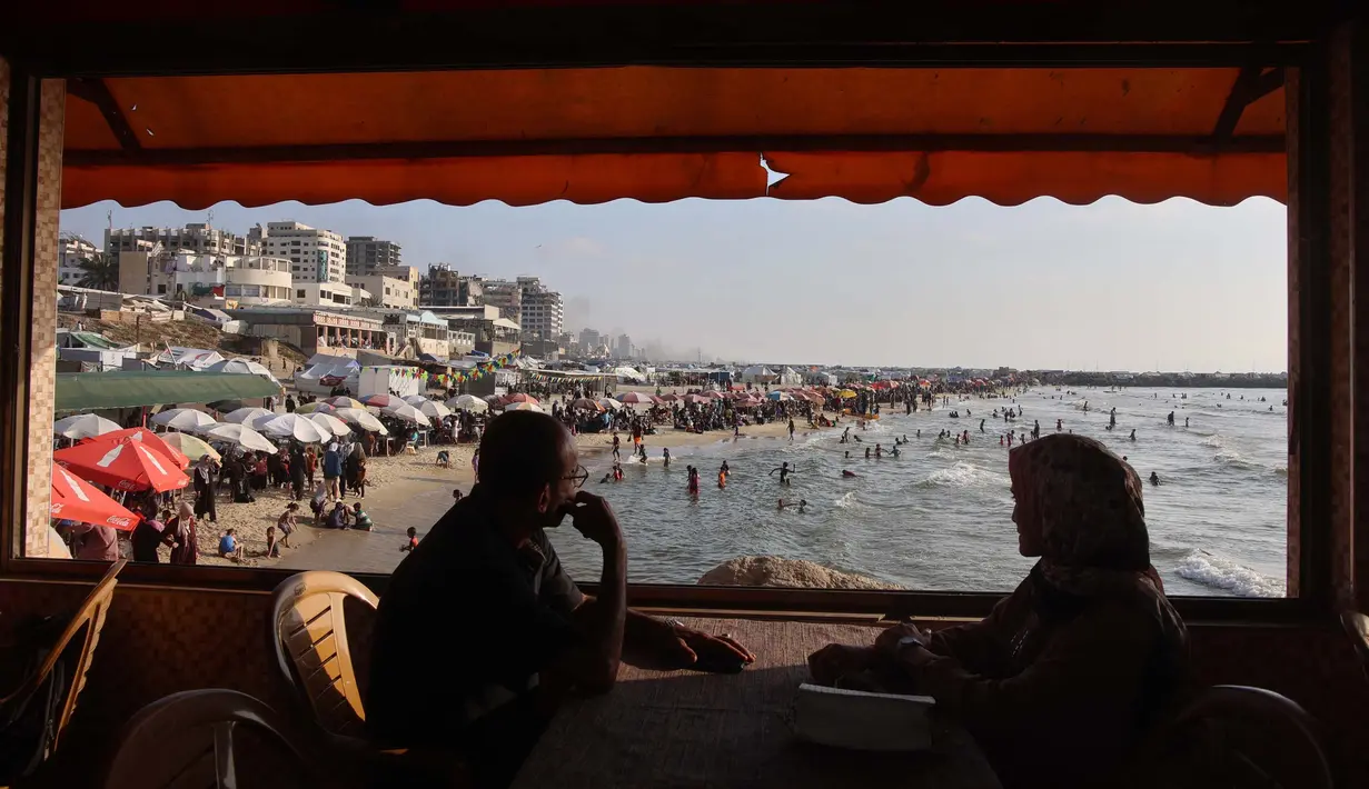 Selain disuguhi dengan pemandangan indah pantai dan birunya Laut Mediterania, pengunjung yang datang di Pantai Gaza juga dapat menikmati resort di pantai tersebut. (Omar AL-QATTAA/AFP