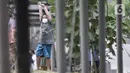 Seorang anak berolahraga di sekitar taman Rumah Sakit Darurat (RSD) Wisma Atlet, Kemayoran, Jakarta, Minggu (6/12/2020). Setiap pagi dan sore hari pihak RSD Wisma Atlet memperbolehkan pasien Covid-19 keluar kamar untuk berolahraga sekaligus menikmati udara segar. (merdeka.com/Iqbal Nugroho)