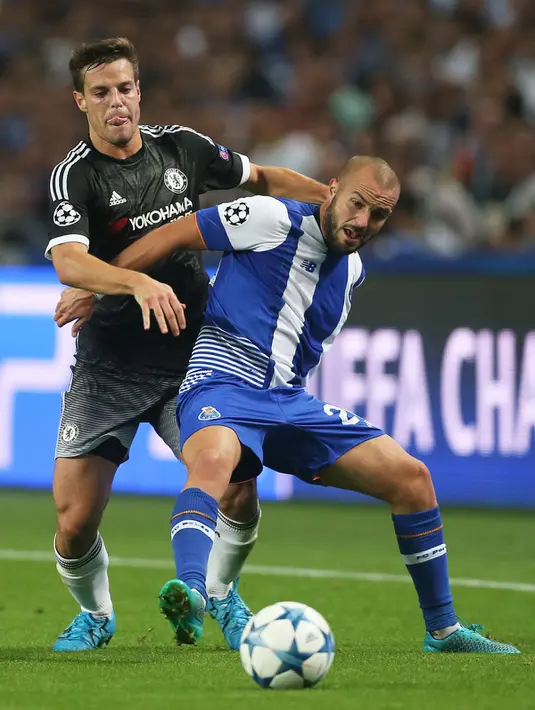 Gelandang Porto, Andre Andre (kanan) berusaha mengontrol bola dari kawalan bek Chelsea, Cesar Azpilicueta pada laga Liga Champions di Stadion Dragao, Portugal Rabu (30/9/2015). Porto Menang atas Chelsea dengan skor 2-1. (Reuters/Matthew Childs)