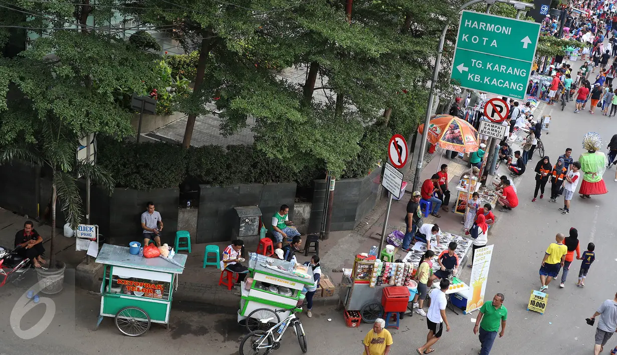 Pedagang kaki lima (PKL) menjajakan barang dagangannya di kawasan car free day, Jakarta, Minggu (14/5). Meskipun telah dilarang, namun kurangnya pengawasan menyebabkan banyak PKL yang kembali berjualan di kawasan tersebut. (Liputan6.com/Immanuel Antonius)