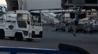Seorang pria yang terlambat boarding melakukan hal unik: mengejar pesawat tersebut seperti mengejar angkot. Bagaimana ceritanya?