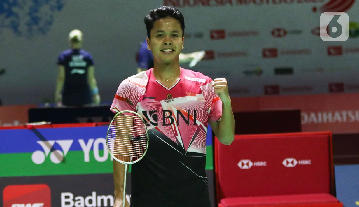 Tunggal putra bulu tangkis Indonesia Anthony Sinisuka Ginting berselebrasi usia mengalahkan 
 wakil Hong Kong Lee Cheuk Yiu dalam pertarungan fase 32 besar yang dihelat di Istora Senayan, Jakarta, Rabu (25/1/2023). Ginting menumbangkan Lee dua gim langsung dengan skor 21-10, 21-12. (Liputan6.com/Herman Zakharia)