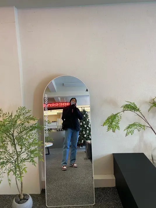 Mengunjungi beragam tempat aesthetic dilakukan oleh Megawati. Ia tampak senang bisa mengunjungi tempat yang instagramable. Ia tak lupa abadikan momen dengan mirror selfie. (Liputan6.com/IG/megawatihangestrip)