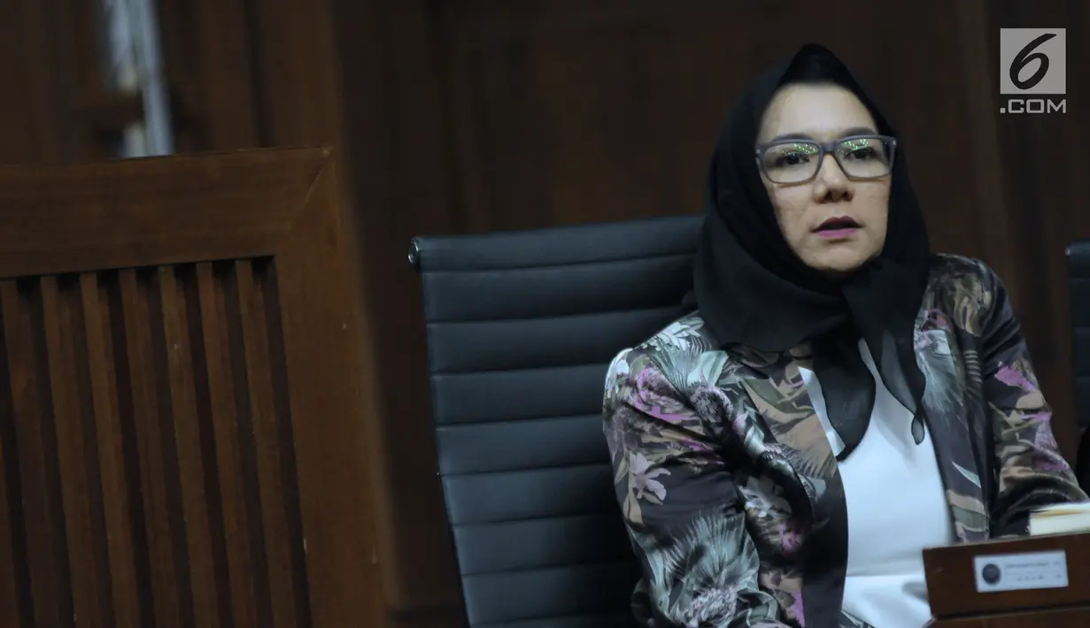 Terdakwa dugaan gratifikasi dan suap pemberian izin lokasi perkebunan kelapa sawit, Rita Widyasari saat mengikutii sidang lanjutan di Pengadilan Tipikor, Jakarta, Selasa (3/4). Sidang mendengar keterangan saksi. (Liputan6.com/Helmi Fithriansyah)