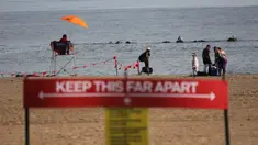 Seorang penjaga pantai terlihat sedang bertugas di sebuah pantai di Coney Island, New York City, AS, pada 1 Juli 2020. Pada Rabu (1/7), delapan pantai di New York City secara resmi dibuka untuk berenang selama jam kerja harian penjaga pantai, yakni mulai pukul 10.00 hingga 18.00. (Xinhua/Wang Ying)