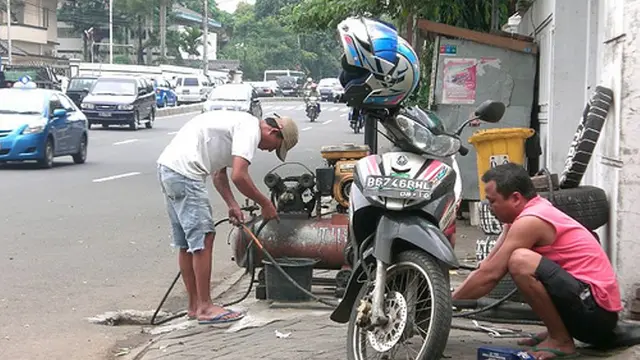 [Bintang] 6 Profesi Tanpa Upah Resmi tapi Membantu Masyarakat di Indonesia