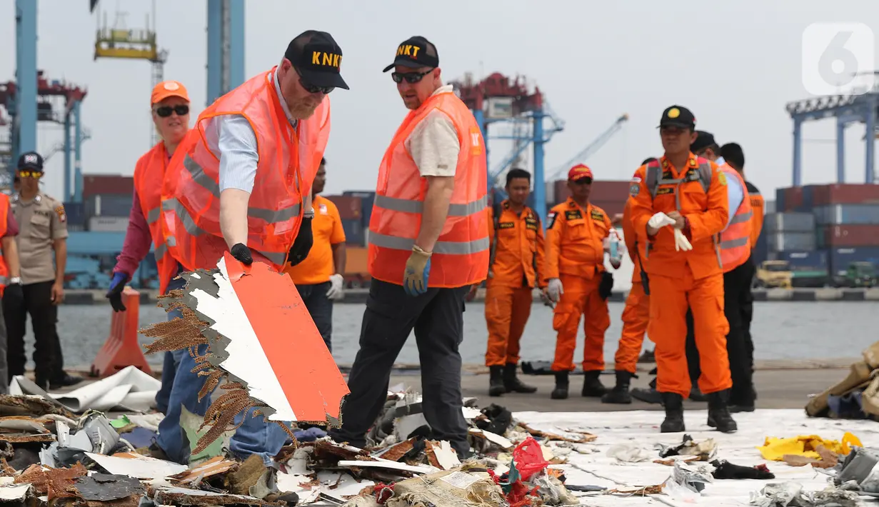File foto pada 1 November 2018 memperlihatkan  petugas KNKT memisahkan serpihan pesawat Lion Air JT-610 dari tumpukan barang temuan di Pelabuhan JICT 2, Jakarta. Pemisahan dilakukan untuk pengecekan dan identifikasi. (Liputan6.com/Helmi Fithriansyah)