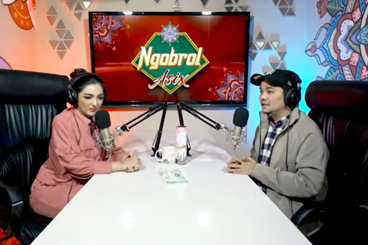 Asahnty ajak Indra Bekti umrah (YouTube/Ngobrol Asix)