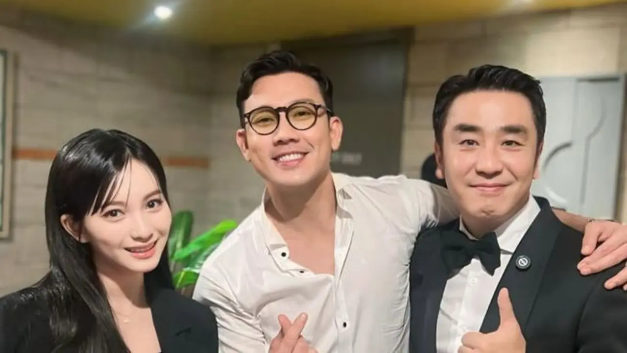Denny Sumargo Semringah Pamer Gaya di Gala Premier '2nd MIRACLE IN CELL NO.7', Captionnya Banjir Antusias (credit: https://www.instagram.com/sumargodenny/)