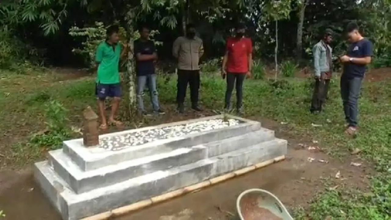 Sebuah makam yang bentuknya menyerupai makam keramat dan memiliki nisan bertuliskan Bin Nabi Sulaiman