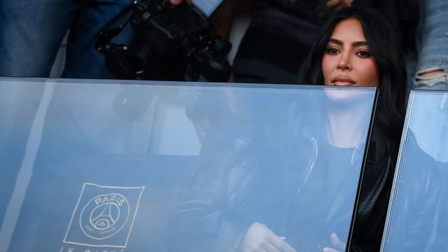 Foto: Ramai Soal Kutukan, Ini Dia Gaya Kim Kardashian saat Menonton PSG